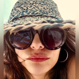 Meet your Posher, Lolita